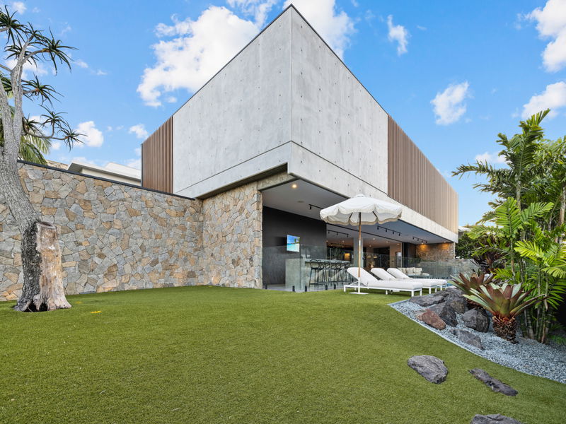 Mana Beach House (Heated Pool)