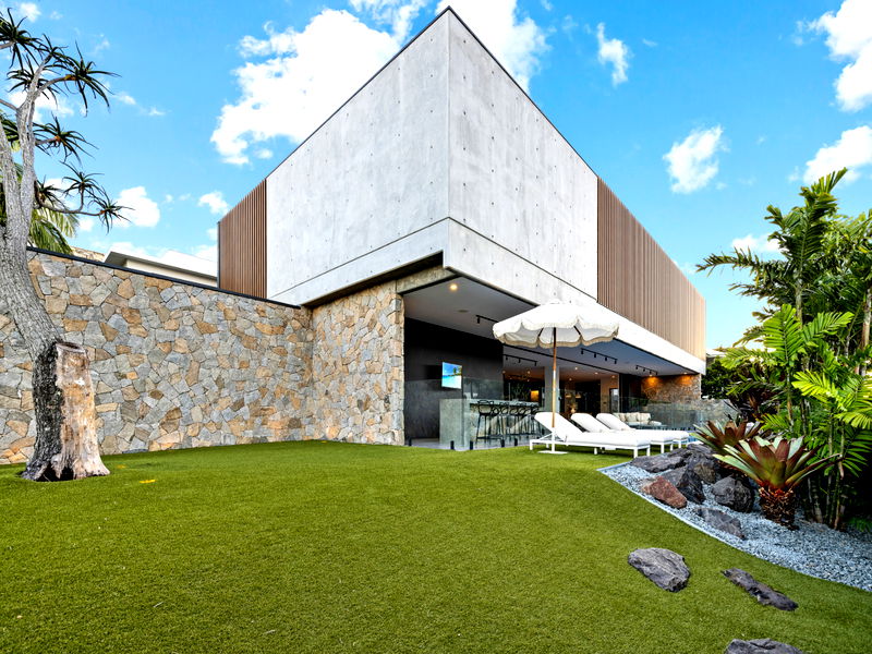 Mana Beach House (Heated Pool)