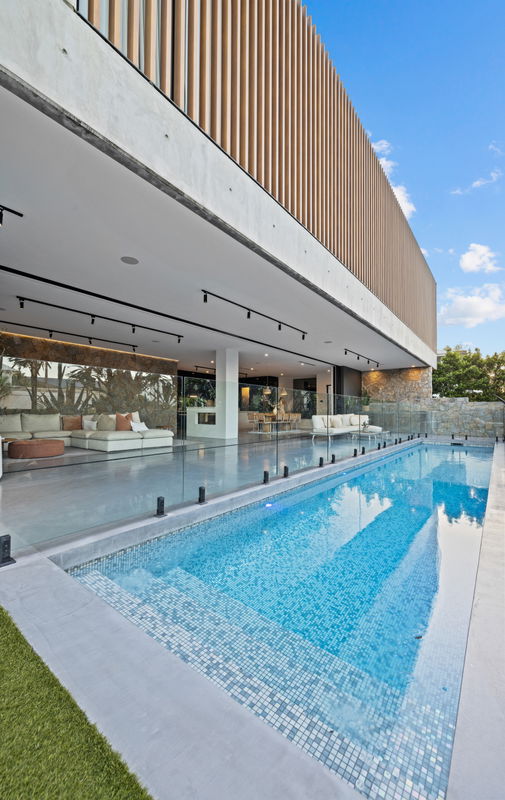 Mana Beach House (Heated Pool)