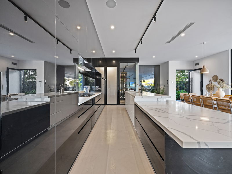 Mana Beach House (Heated Pool)