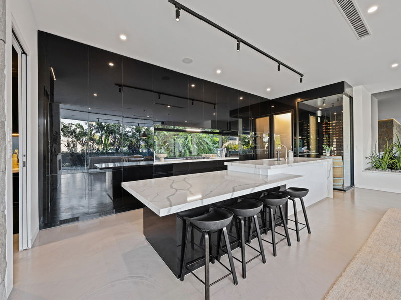 Mana Beach House (Heated Pool)