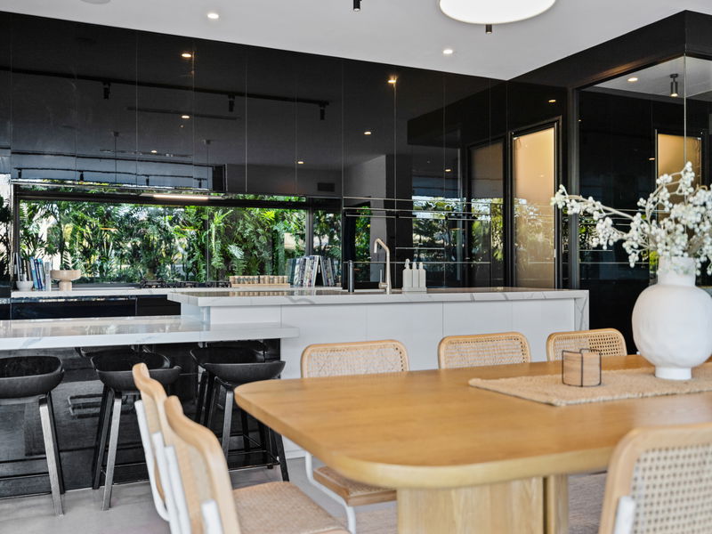 Mana Beach House (Heated Pool)