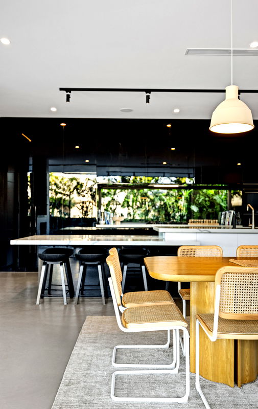 Mana Beach House (Heated Pool)