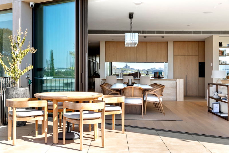 Como Penthouse (Melbourne skyline and river views)
