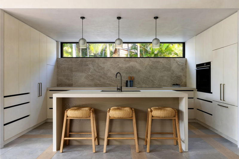 Solstice Escape (Stunning ocean views, Walk to famous Wategoes Beach, Pool)