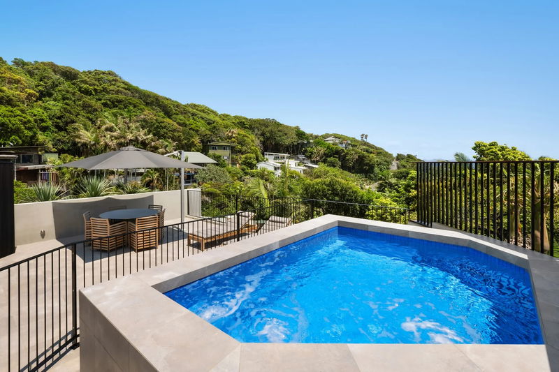 Solstice Escape (Stunning ocean views, Walk to famous Wategoes Beach, Pool)