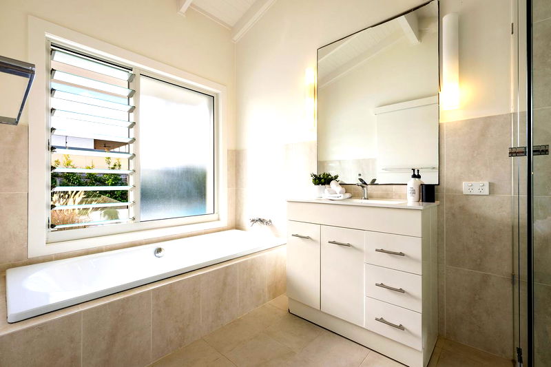 Kirra Dreaming (luxury beachfront home with pool)