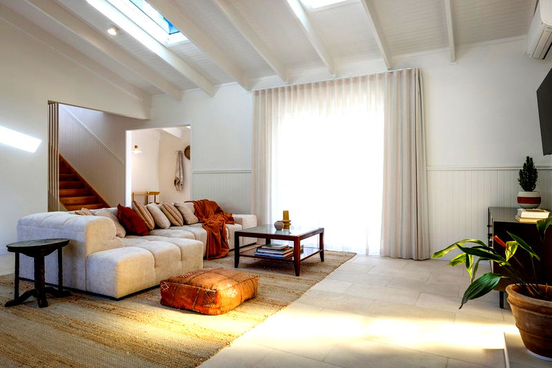 Kirra Dreaming (luxury beachfront home with pool)