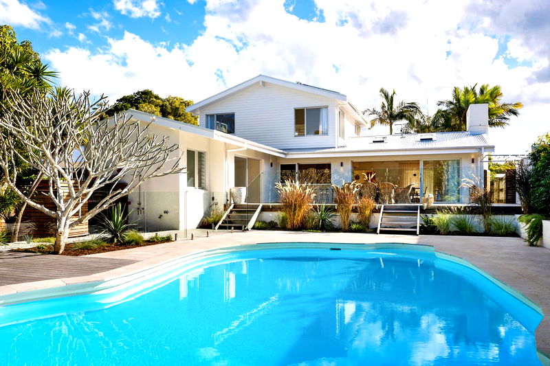 Kirra Dreaming (luxury beachfront home with pool)