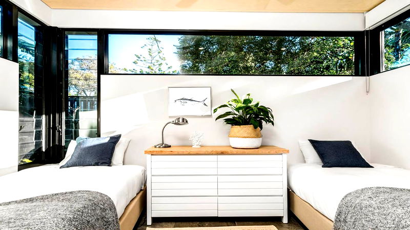 Maluhia - luxury beach house with pool & studio