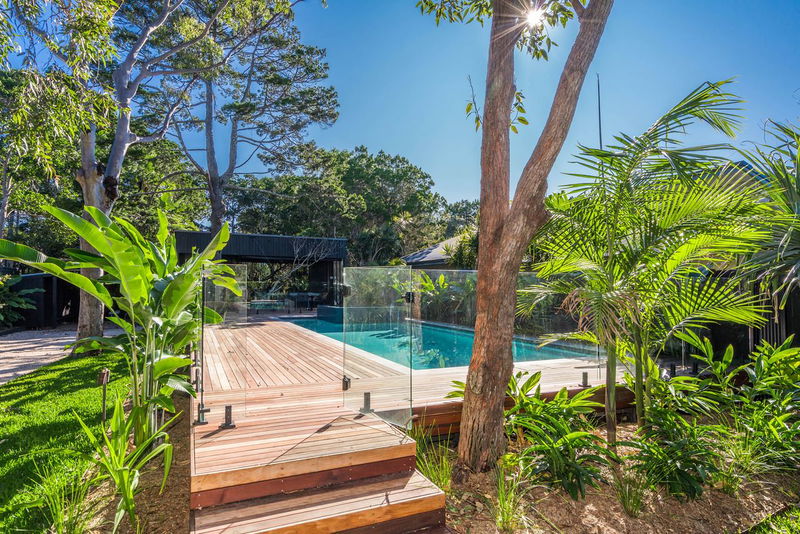 Maluhia - luxury beach house with pool & studio