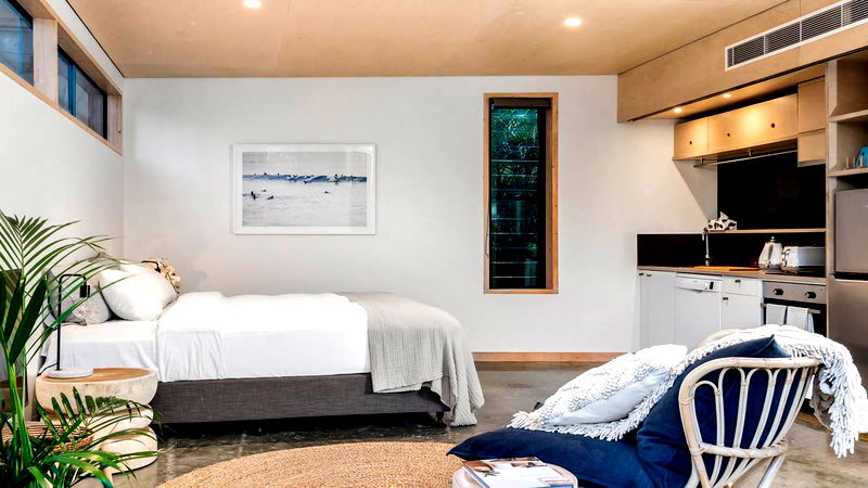 Maluhia - luxury beach house with pool & studio