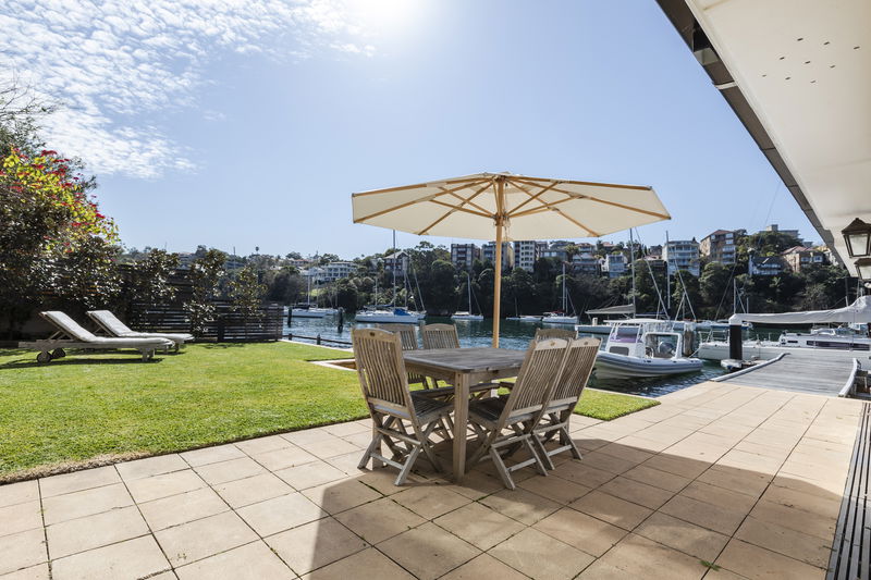 The Boat House (Walk to Beach)