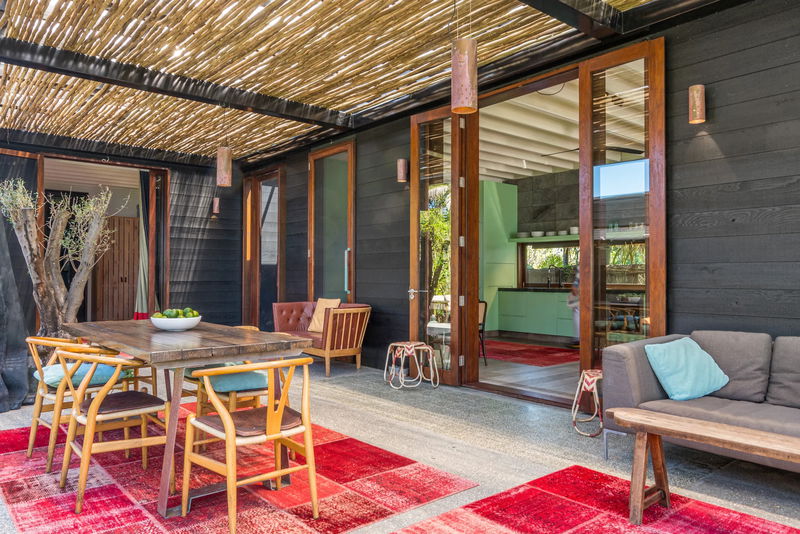 Pacific House Byron Bay ('Rare' Absolute Beachfront Byron Bay)