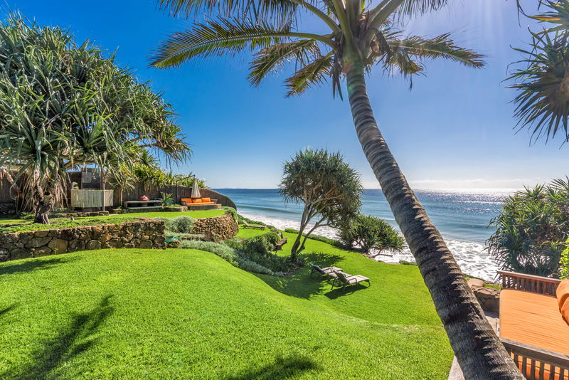 Pacific House Byron Bay ('Rare' Absolute Beachfront Byron Bay)