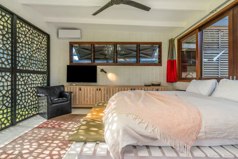 Pacific House Byron Bay ('Rare' Absolute Beachfront Byron Bay)