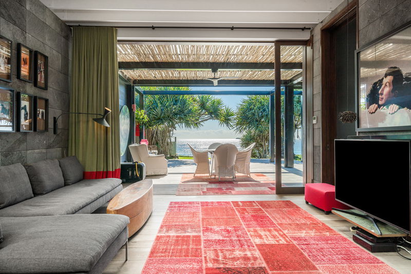 Pacific House Byron Bay ('Rare' Absolute Beachfront Byron Bay)