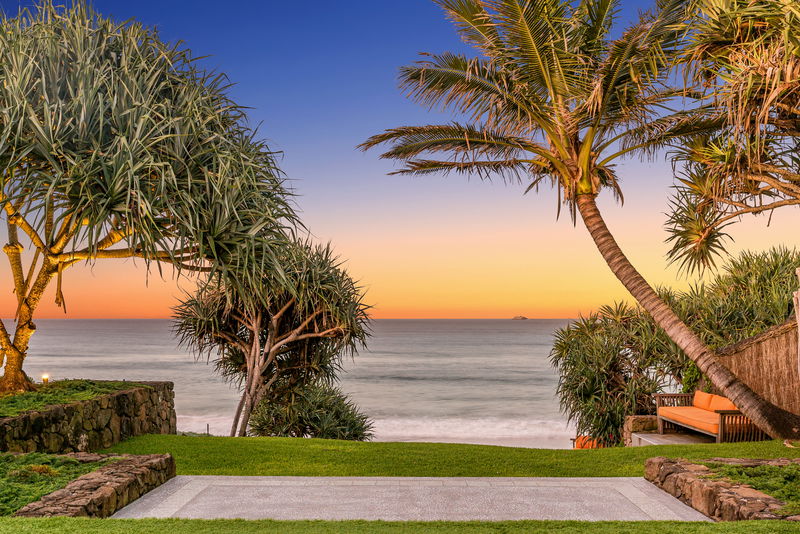 Pacific House Byron Bay ('Rare' Absolute Beachfront Byron Bay)