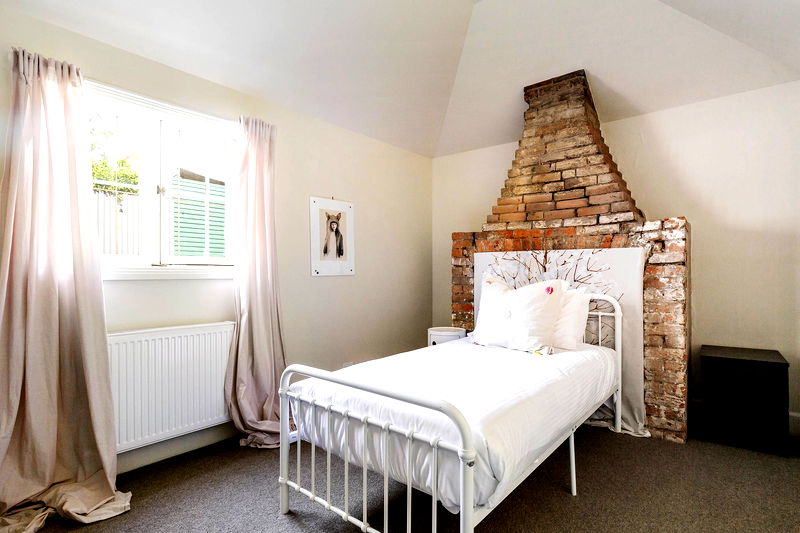 The Secret Garden (Pet Friendly)