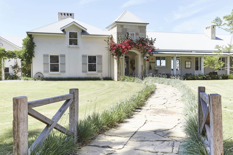 Picadilly House - European inspired Byron manor (With Car Parking)