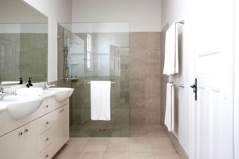 Kambala (Heated pool with view)