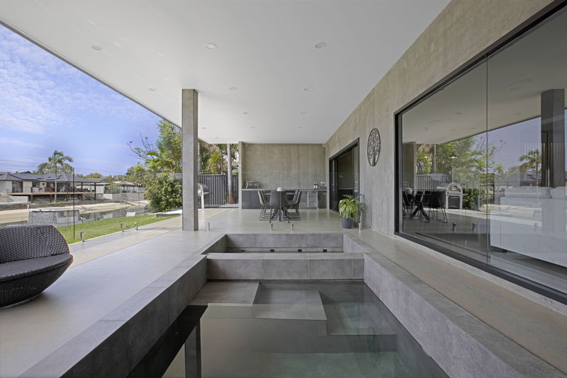 Urban Hideaway "Stay 5 Pay4"