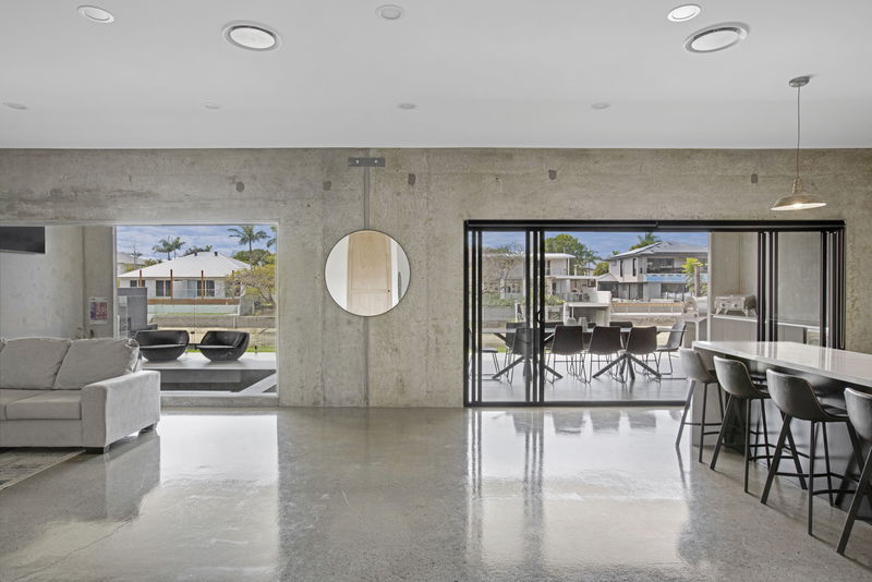 Urban Hideaway "Stay 5 Pay4"