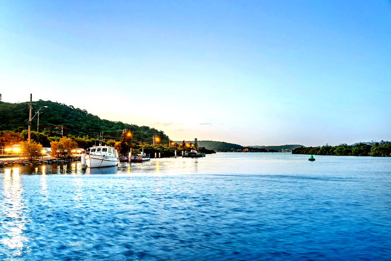 Clare De Lune Waterfront (with pool)