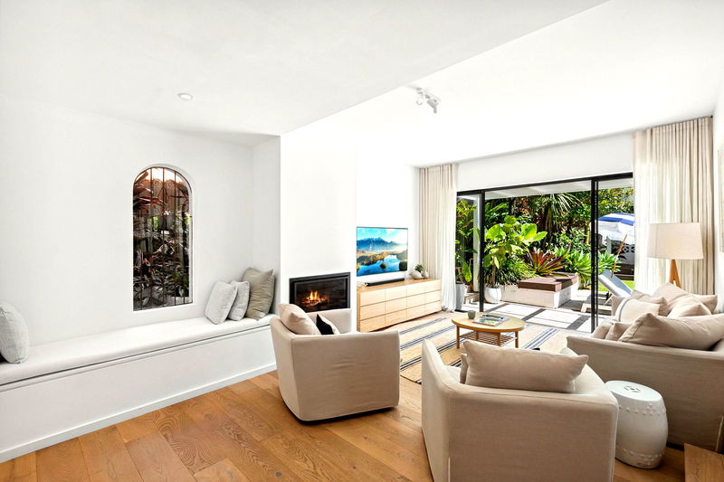 Balmoral Luxe Escape (Walk to Beach)