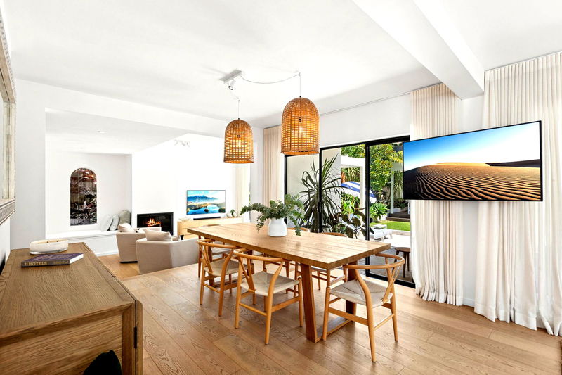 Balmoral Luxe Escape (Walk to Beach)