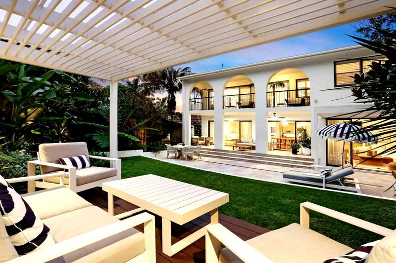 Balmoral Luxe Escape (Walk to Beach)