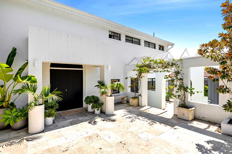 Balmoral Luxe Escape (Walk to Beach)