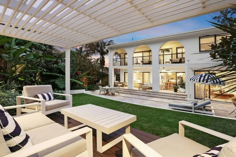 Balmoral Luxe Escape (Walk to Beach)