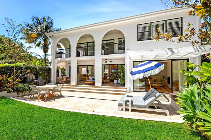 Balmoral Luxe Escape (Walk to Beach)