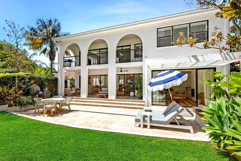 Balmoral Luxe Escape (Walk to Beach)