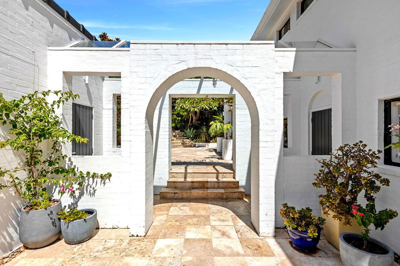 Balmoral Luxe Escape (Walk to Beach)