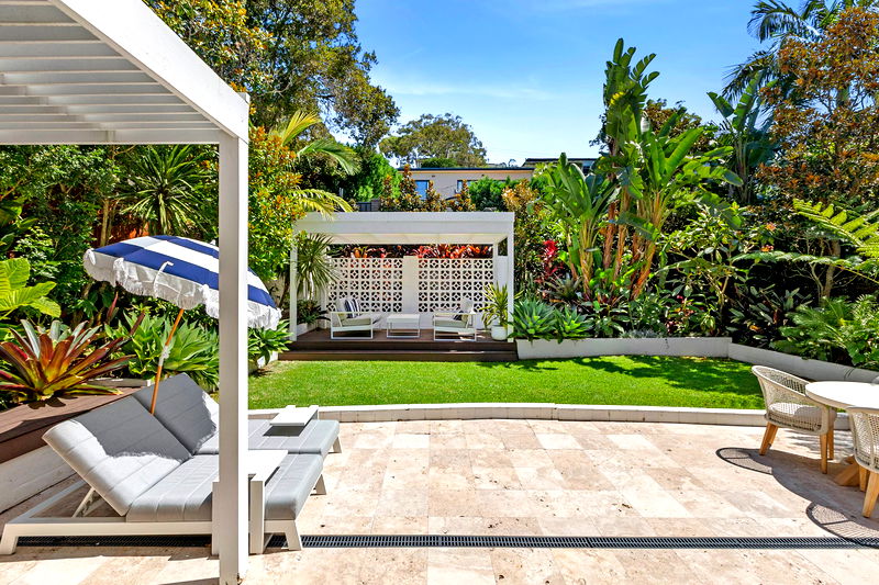 Balmoral Luxe Escape (Walk to Beach)