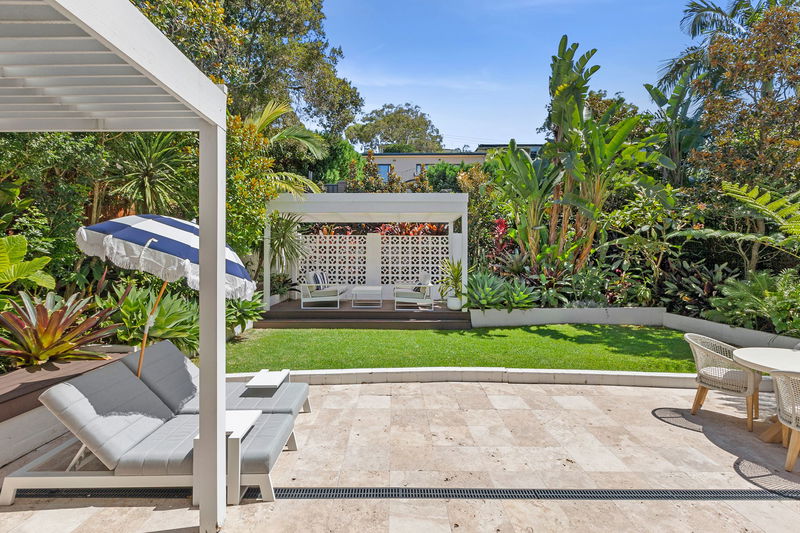 Balmoral Luxe Escape (Walk to Beach)